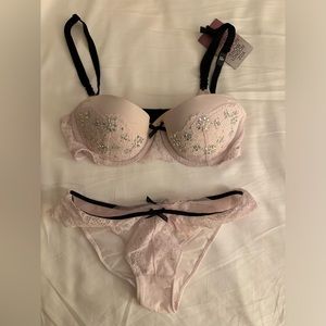 NWT Victoria’s Secret 32C bra & XS panty set. Ltd Edition - London Fashion Show